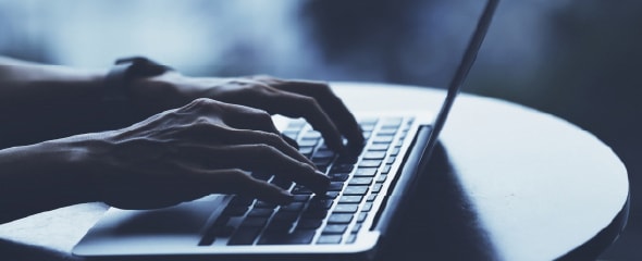 コードを書くエンジニアの手元