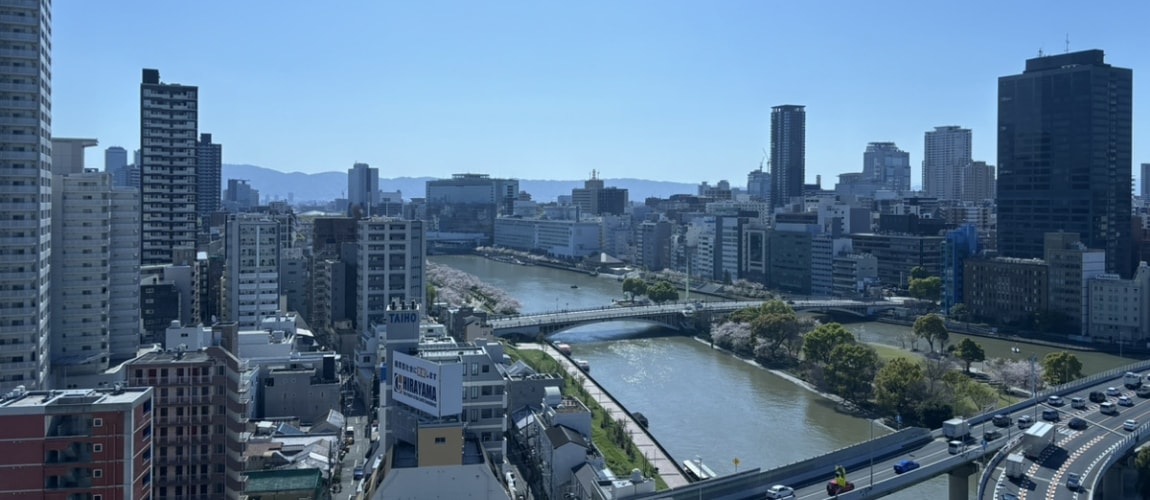 ノートパソコンを囲んで話し合うSELVA社員たち